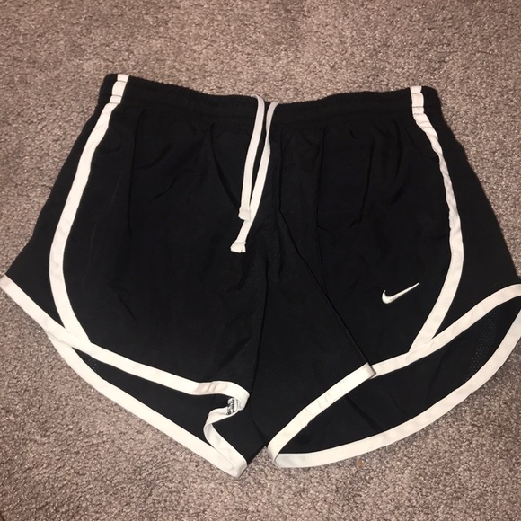 Girls Nike shorts - Picture 1 of 2